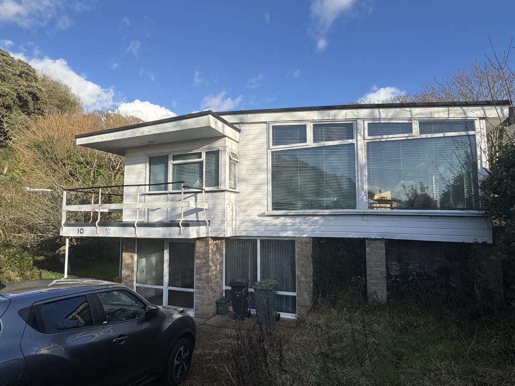 Lot: 166 - DETACHED HOUSE FOR IMPROVEMENT WITH SEA VIEWS IN A POPULAR CUL-DE-SAC LOCATION - Front View of the House